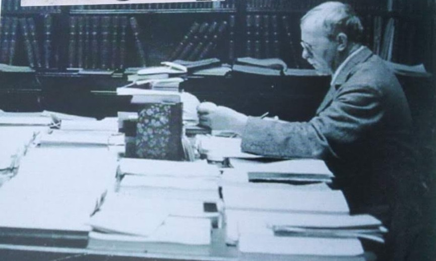 Bellamy an seinem Schreibtisch im Radcliffe Observatory, 1934. Photo aus Oxford Philatelic Society: "Eine Geschichte".