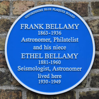 Am 8.Oktober 2019 wurde am Gebäude Winchester Road 2 eine Plakette im Rahmen des 'Oxfordshire Blue Plaques Scheme' enthüllt. Hier lebten die Bellamys von 1930 bis 1949
