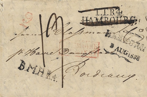 Brief aus dem Jahre 1838. Zunächst für die Landbeförderung abgestempelt, dann durchstrichen und dem Stadtpostamt übergeben. Der Postbeamte hatte vermutlich den „Dampfboot“-Vermerk zunächst übersehen, weil dieser nicht oben am Briefrand, sondern in der Mitte der Adresse angebracht war.