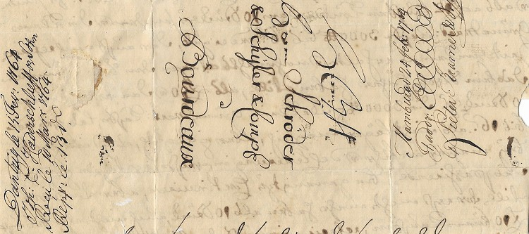 Auf der linken Briefklappe der Absender aus Danzig – auf der rechten Briefklappe der Forwarding Agent „Pieter Kramer“ in Hamburg, der den Brief an die Kaiserliche Reichspost nach Frankreich übergab. Der entsprechende L1-Stempel HAMBOURG ist – im linken Anschriftbereich – nur schwach erkennbar. Nebenstehend der „Forwarder-Vermerk“ noch einmal vergrößert.