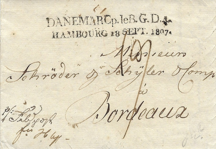 Der Transitstempel des Bergischen Oberpostamtes in Hamburg ist nicht sehr selten, hier ein schöner kompletter Abschlag. Es handelt sich um einen Brief aus der „Weinkorrespondenz“ an die hier schon an anderer Stelle vorgestellten Herren Schröder und Schuyler in Bordeaux. Links unten der Vermerk „p/: Feldost fco. Hbg.“ Das Lacksiegel (rechts) zeigt die Inschrift FELDPOSTAMT mit der Signatur „C7“ (Christian VII) unter der Krone